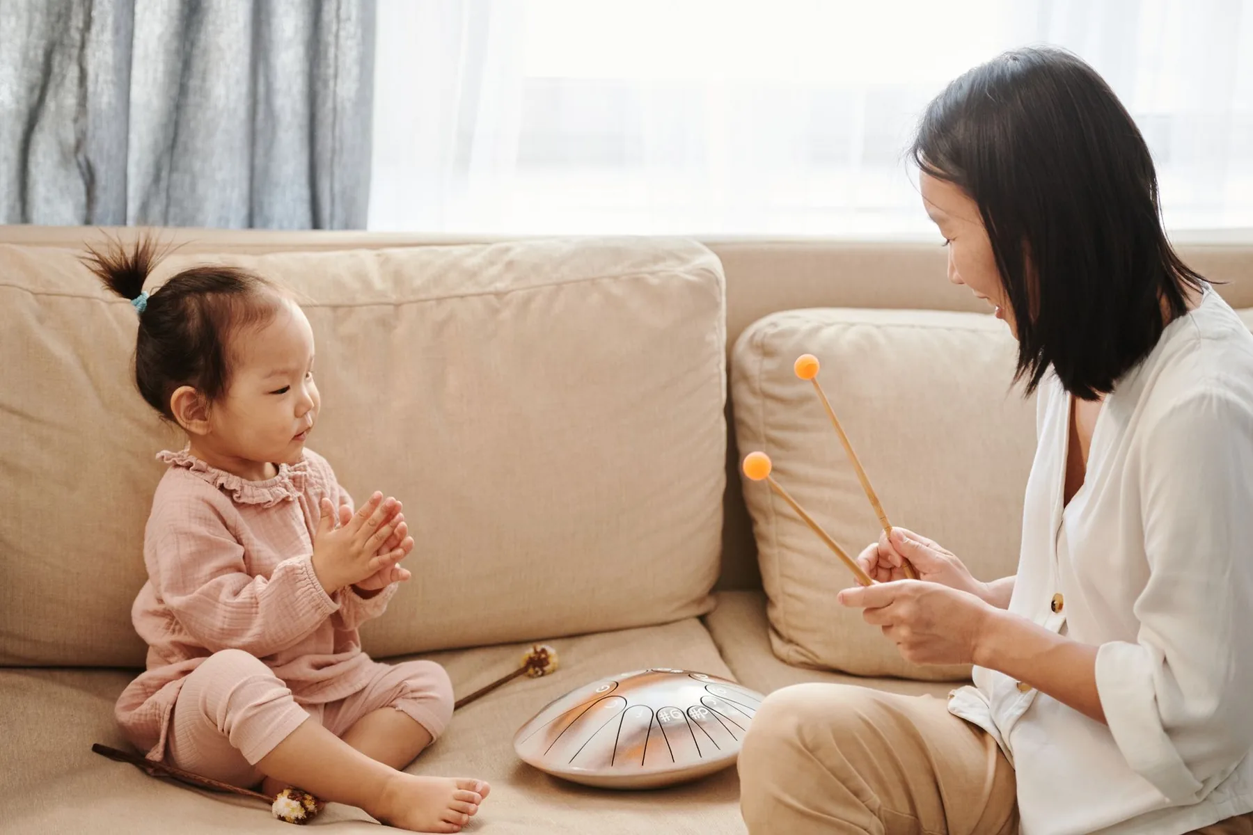 Initiation familiale au tambour à langues
