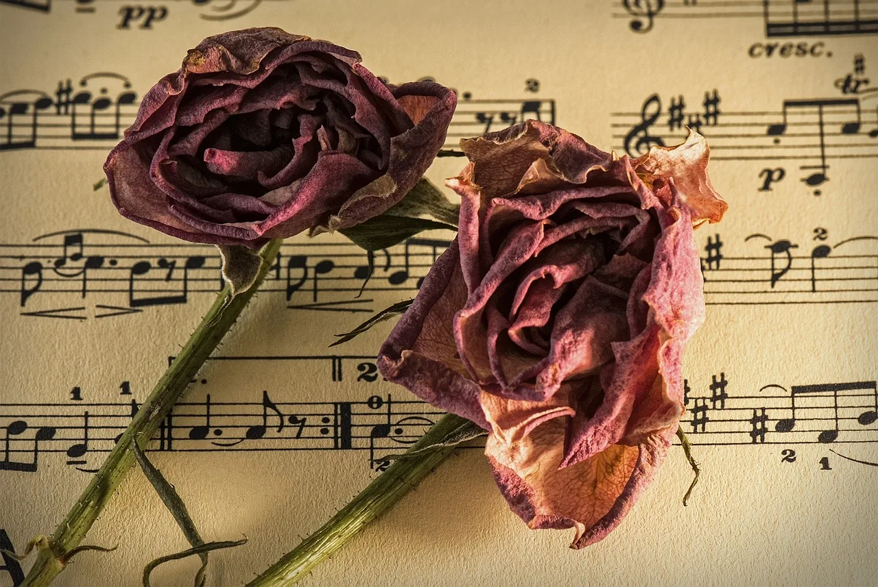 Partition musicale décorée de roses