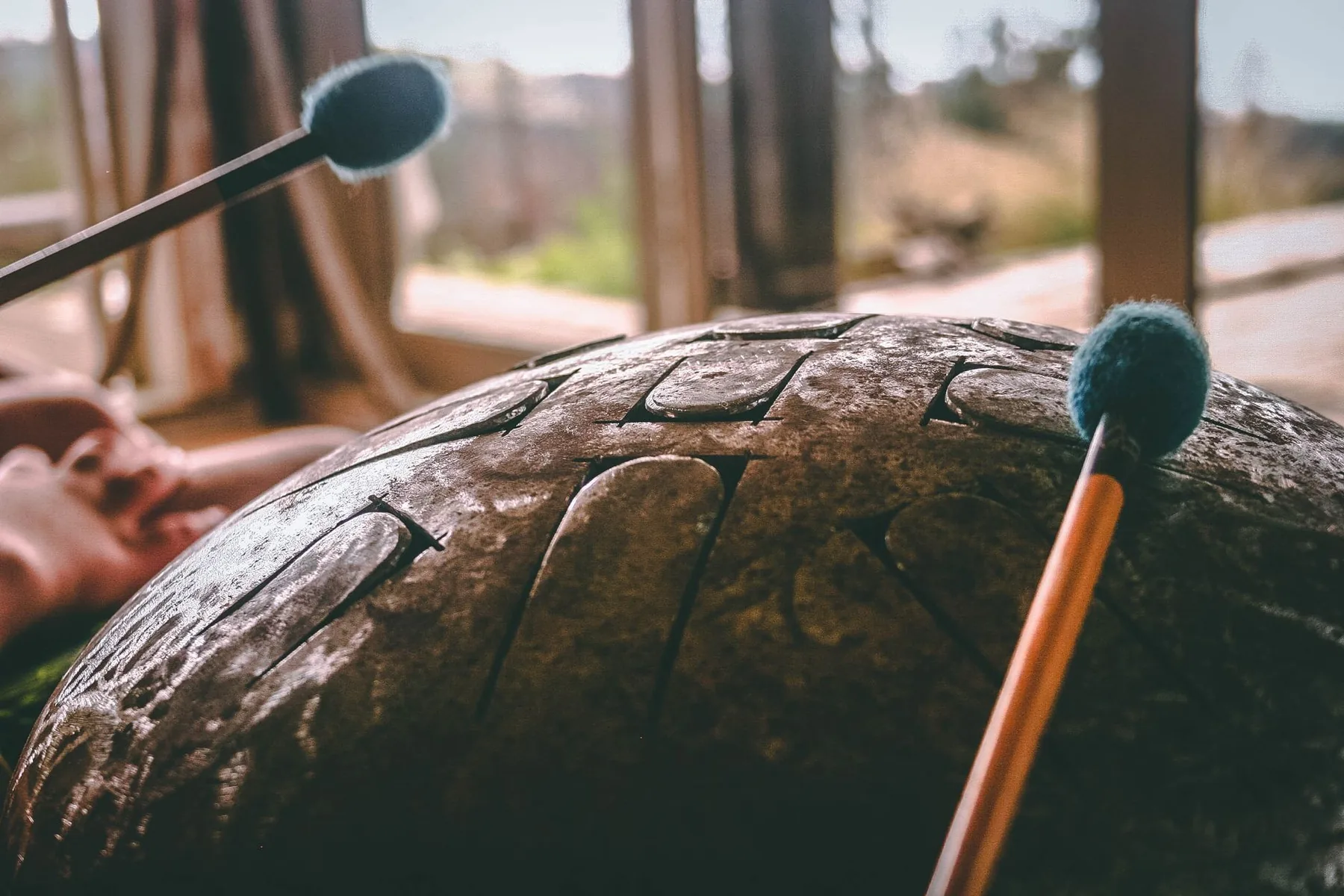 Playing the handpan with mallets