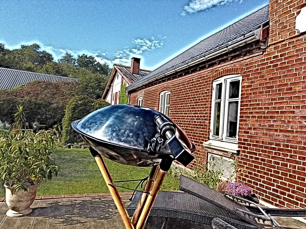 Handpan set up with an external microphone