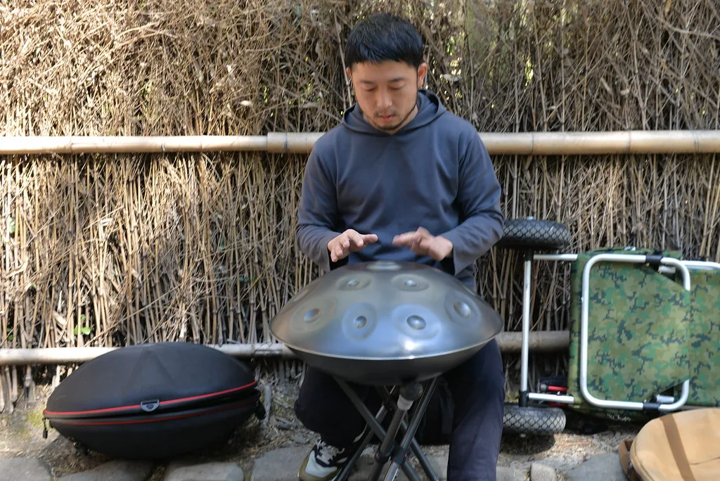 Musicien jouant du handpan en plein air