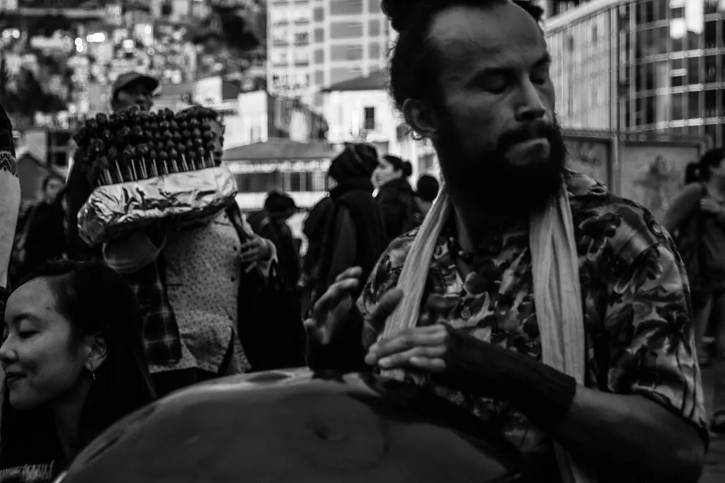 Musicien jouant du handpan dans la rue