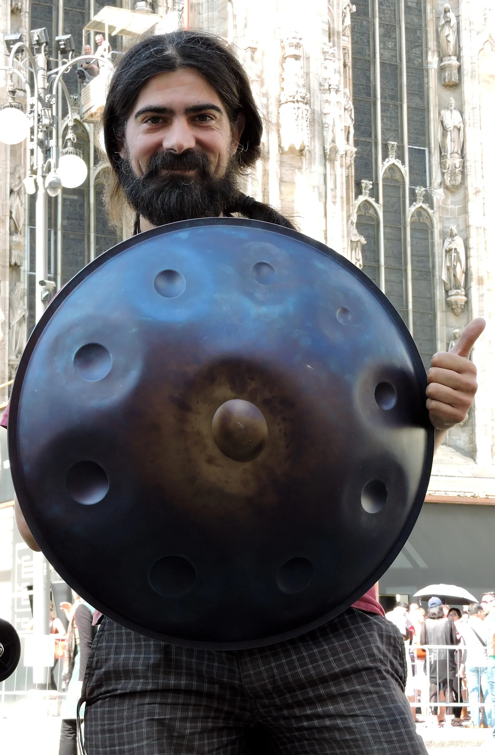Musicien tenant un grand handpan