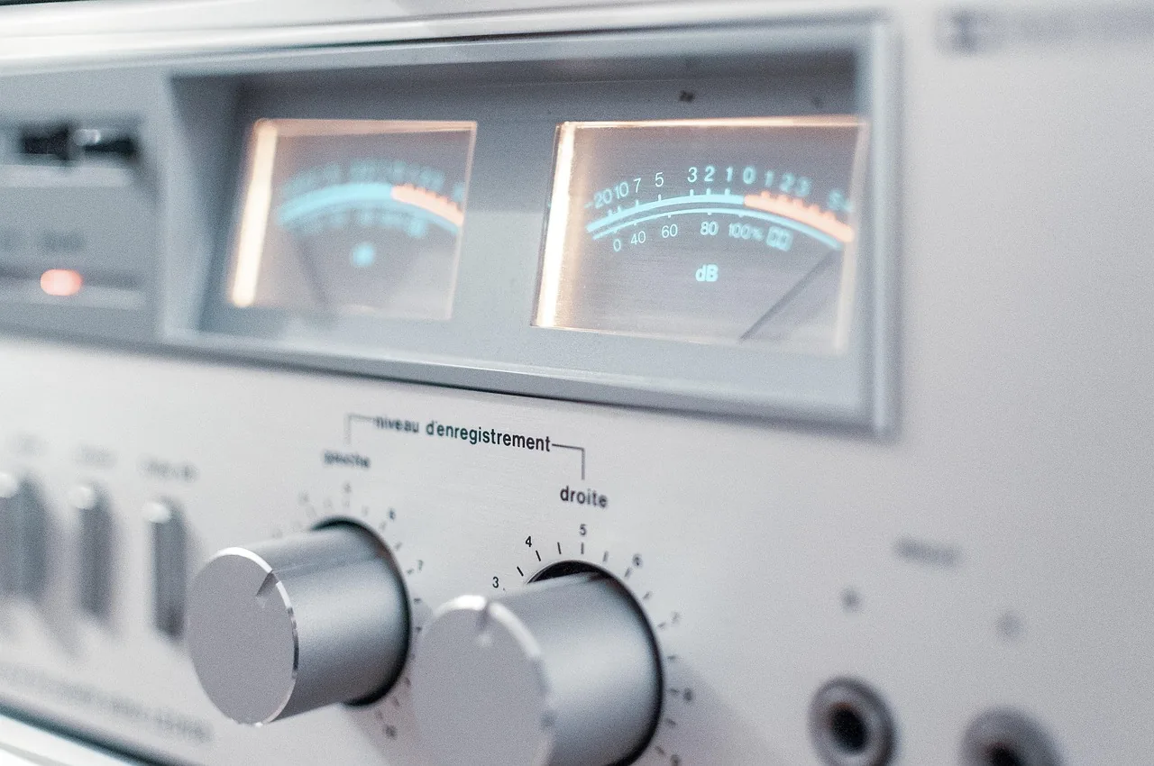 Audio amplifier with analog VU meters Audio amplifier with analog VU meters