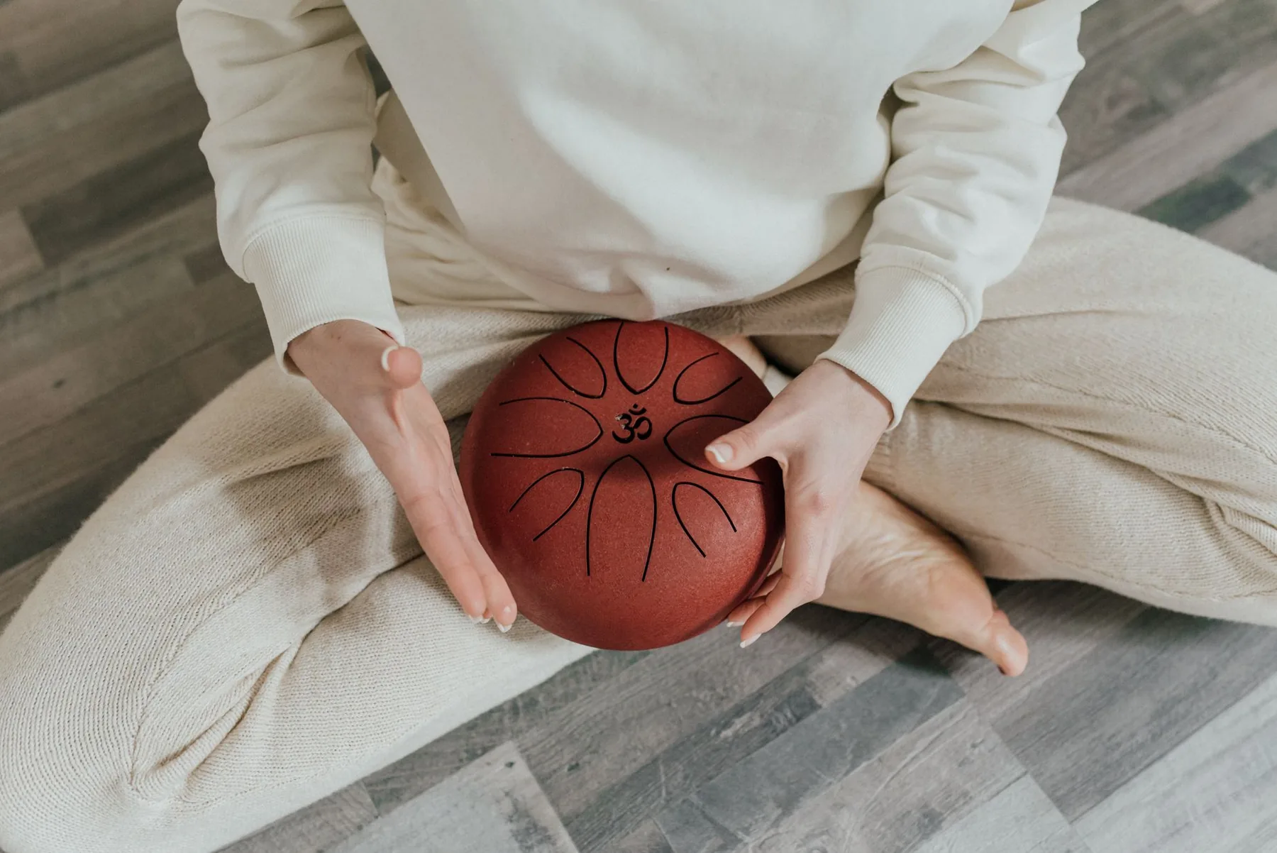 Détente avec un tongue drum
